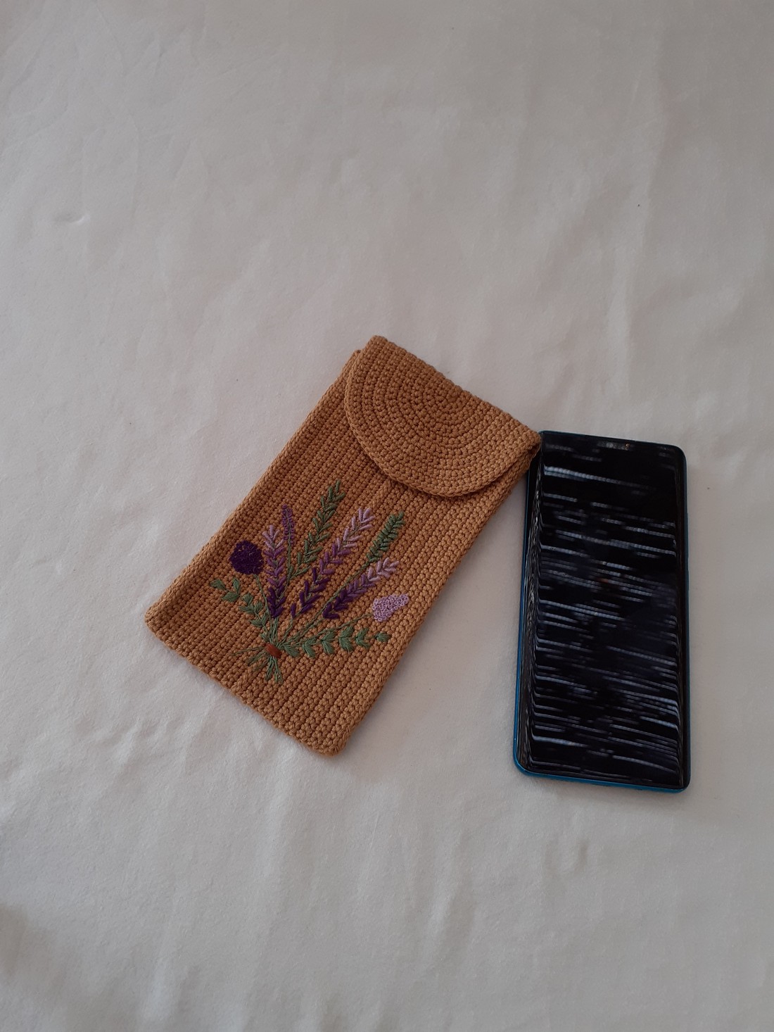 Carcase de telefon croșetate și brodate cu patent magnetic -  - Artynos.ro