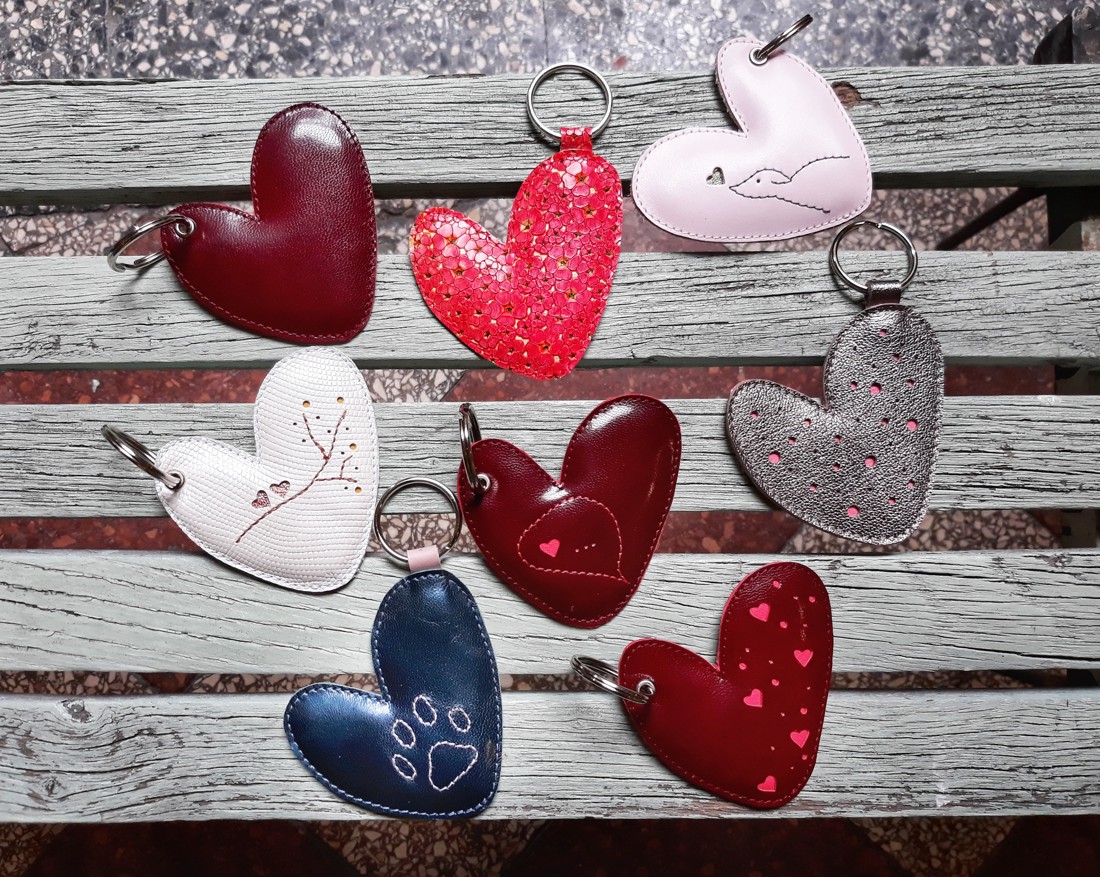 Adulmecând dragostea - kulcstartó - geantă și husă - accesorii genți - breloc - Artynos.ro Adulmecând dragostea - kulcstartó - geantă și husă - accesorii genți - breloc - Artynos.ro