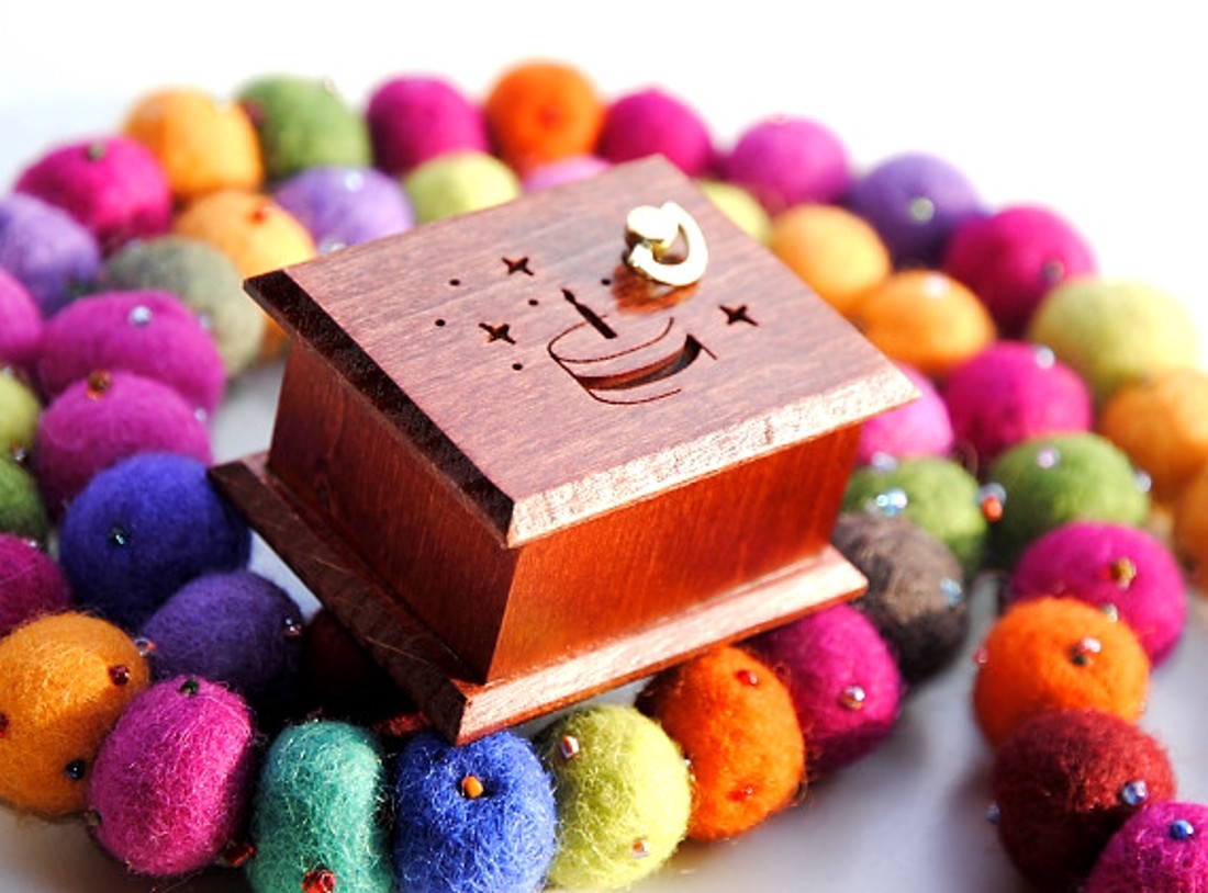 Birthday music box mahon Happy Birthday to You - cărți și creații cu tematică muzicală, cadouri - instrumente artizanale și muzicale - Artynos.ro