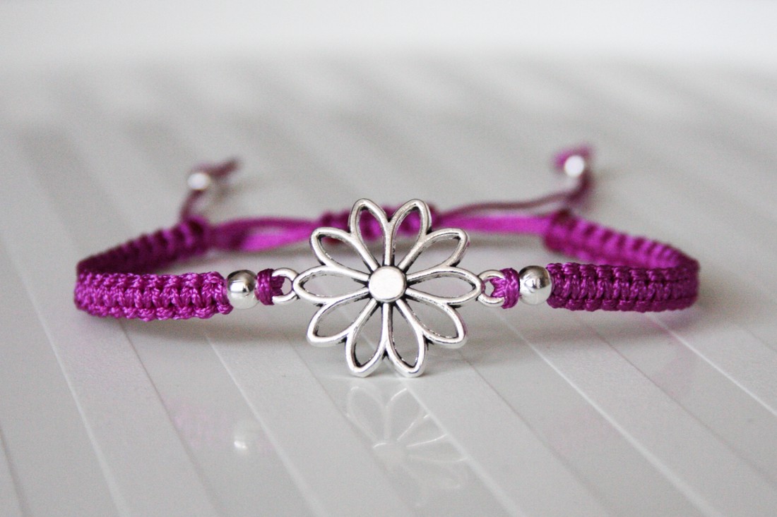 Brățară macramé împletită - Floare violet -  - Artynos.ro