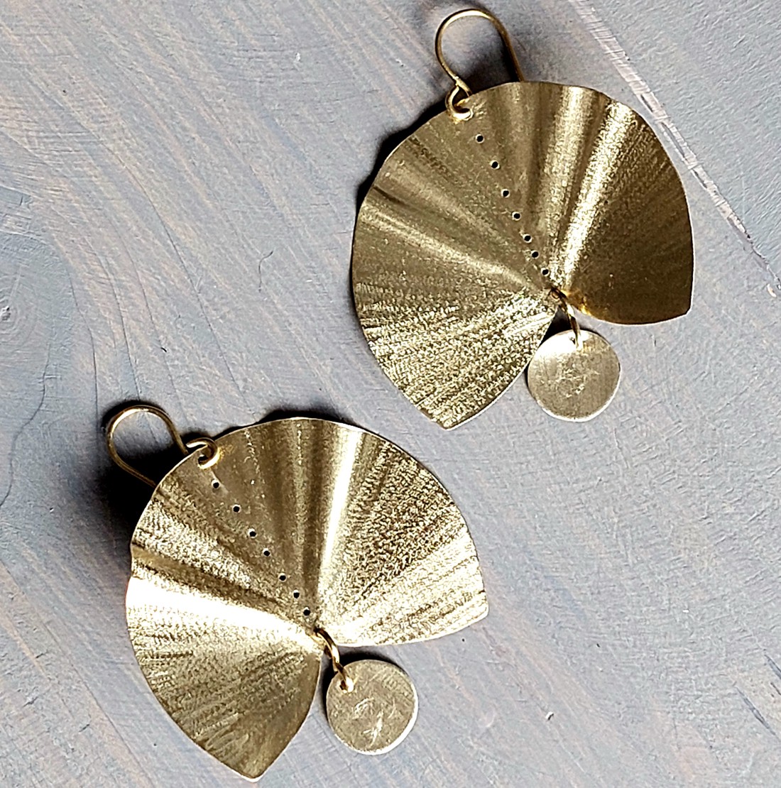 Cercei cu evantai din alamă specială - bijuterii - cercei lungi - Artynos.ro Cercei cu evantai din alamă specială - bijuterii - cercei lungi - Artynos.ro