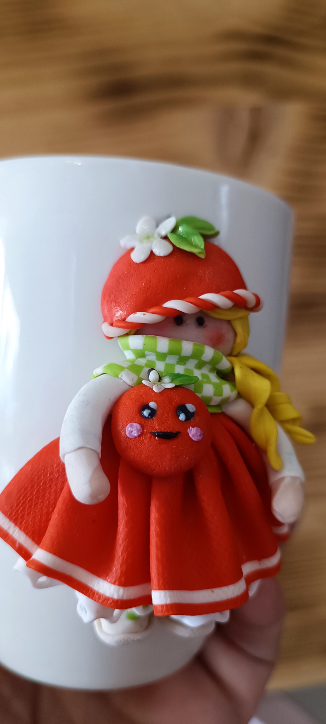 Cană cu desen, modelare manuală. Fată portocalie - - Artynos.ro Cană cu desen, modelare manuală. Fată portocalie - - Artynos.ro