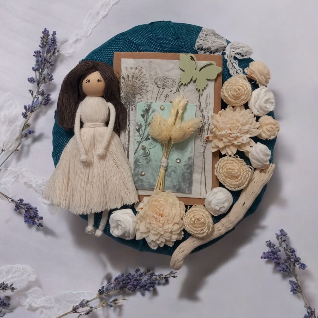 Coroană turcoaz din iută cu păpușă macramé și flori din hârtie vintage -  - Artynos.ro