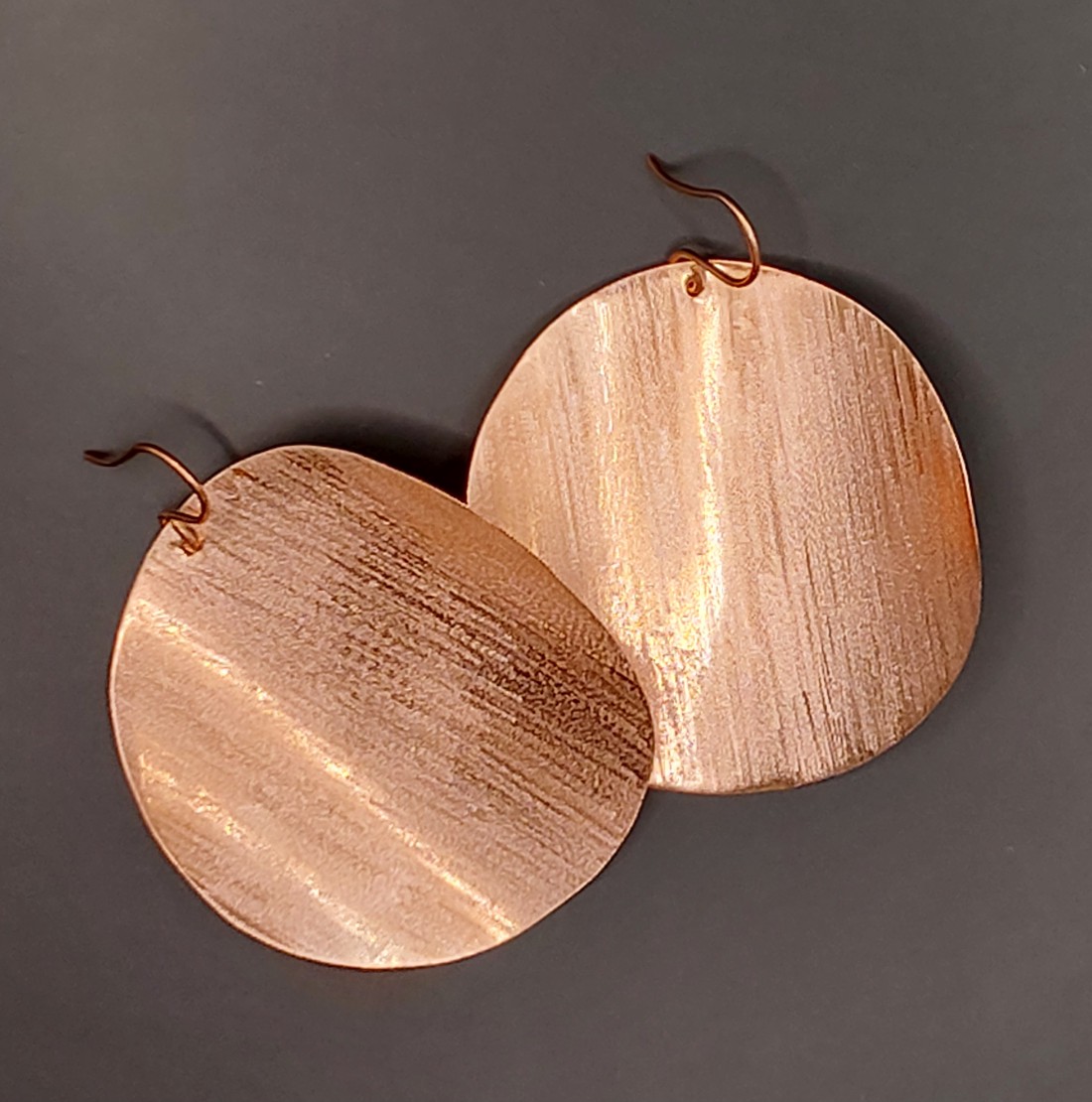 Cercei rotunzi din cupru - bijuterii - cercei hoops - Artynos.ro Cercei rotunzi din cupru - bijuterii - cercei hoops - Artynos.ro