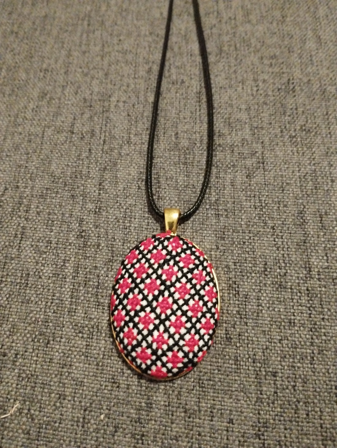 colier brodat cruce cu motiv popular - - Artynos.ro colier brodat cruce cu motiv popular - - Artynos.ro