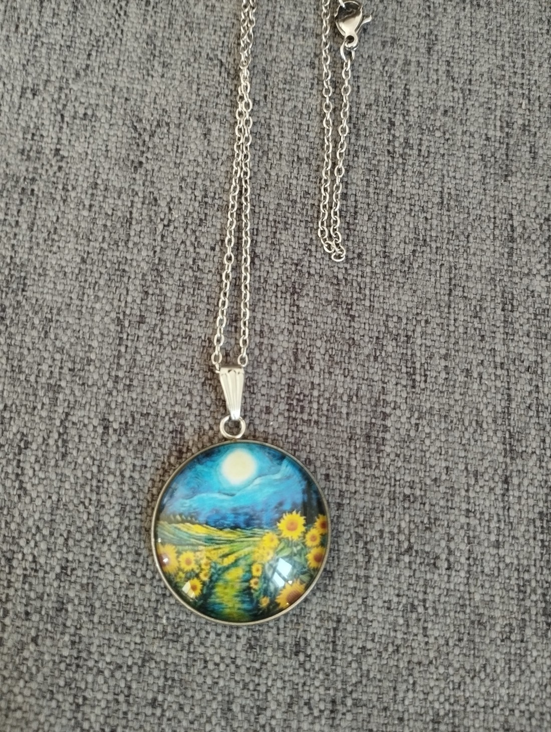 Colier din oțel medical cu lentile din sticlă și motiv Van Gogh - - Artynos.ro Colier din oțel medical cu lentile din sticlă și motiv Van Gogh - - Artynos.ro