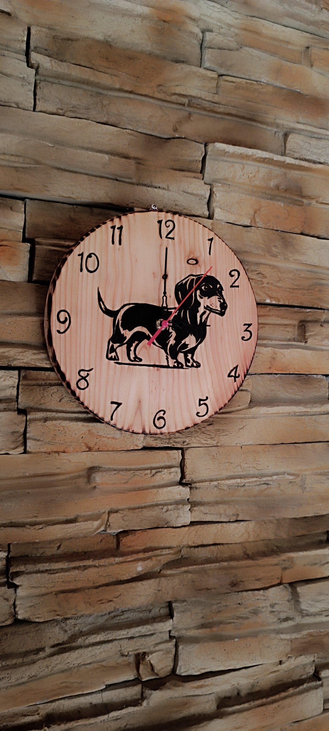 Ceas de perete din lemn cu câine dachshund - - Artynos.ro Ceas de perete din lemn cu câine dachshund - - Artynos.ro