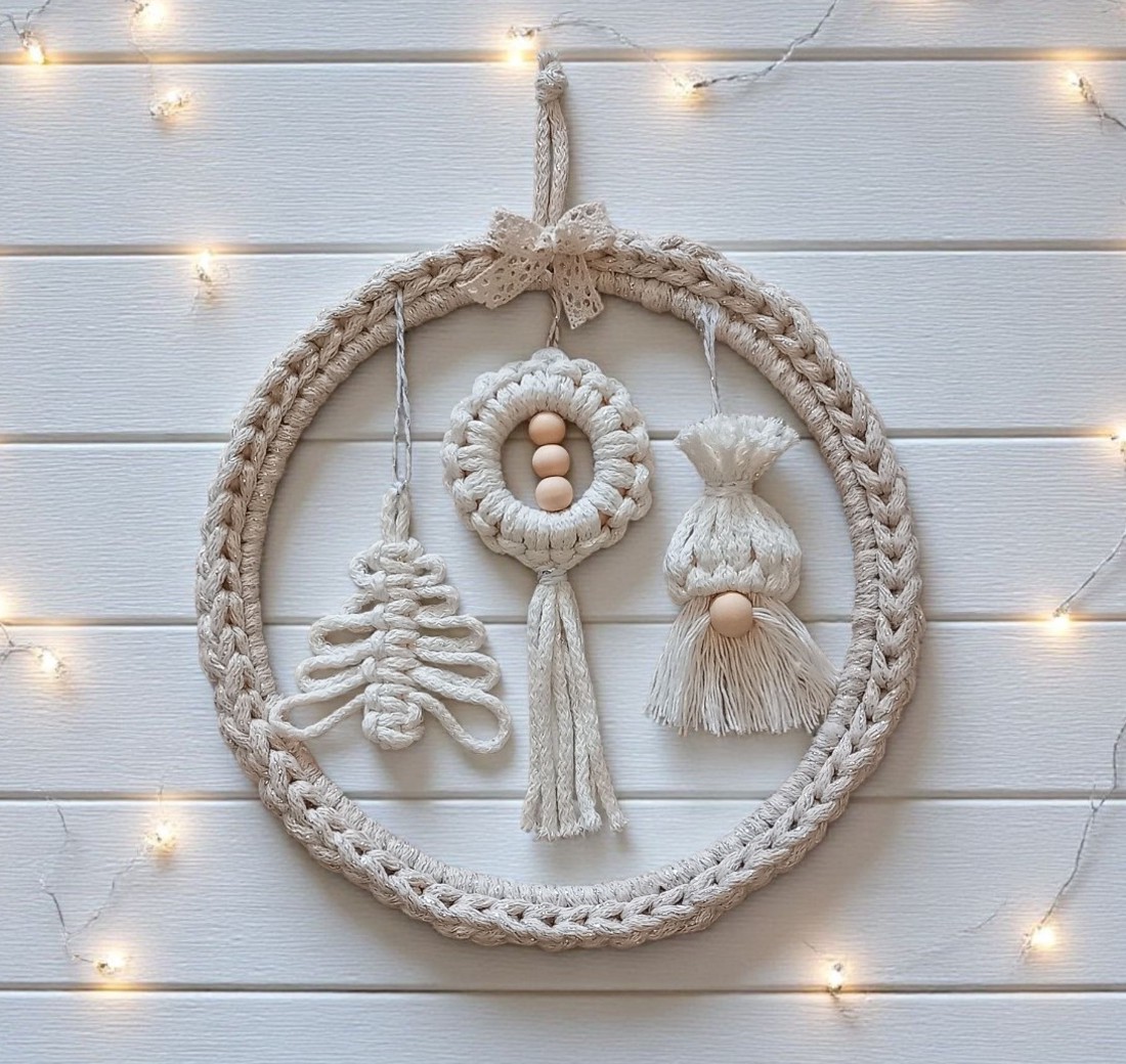 Decor de perete de Crăciun bej strălucitor cu pin macramé și gnom -  - Artynos.ro Decor de perete de Crăciun bej strălucitor cu pin macramé și gnom -  - Artynos.ro