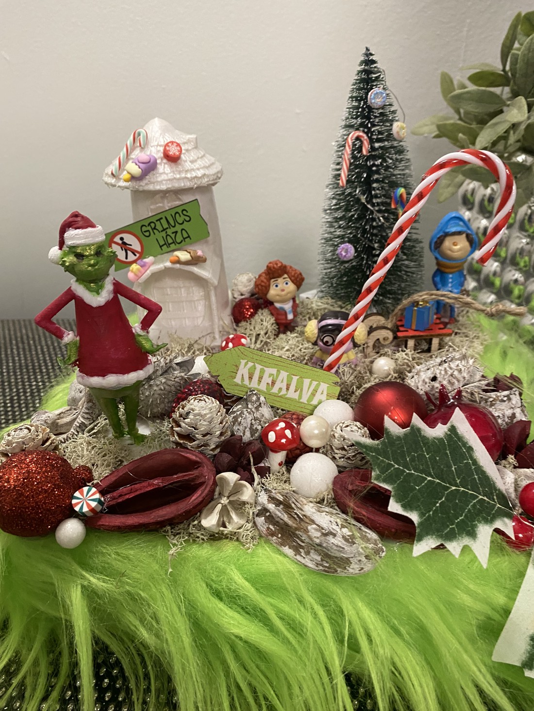Masa de Crăciun Grinch dis - - Artynos.ro Masa de Crăciun Grinch dis - - Artynos.ro