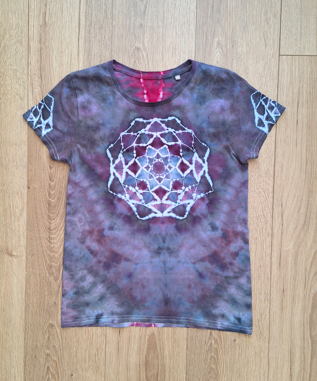 Obsidian Mandala - Tricou vopsit manual, unicat - îmbrăcăminte și modă - haine damă - tricou și top de damă - Artynos.ro