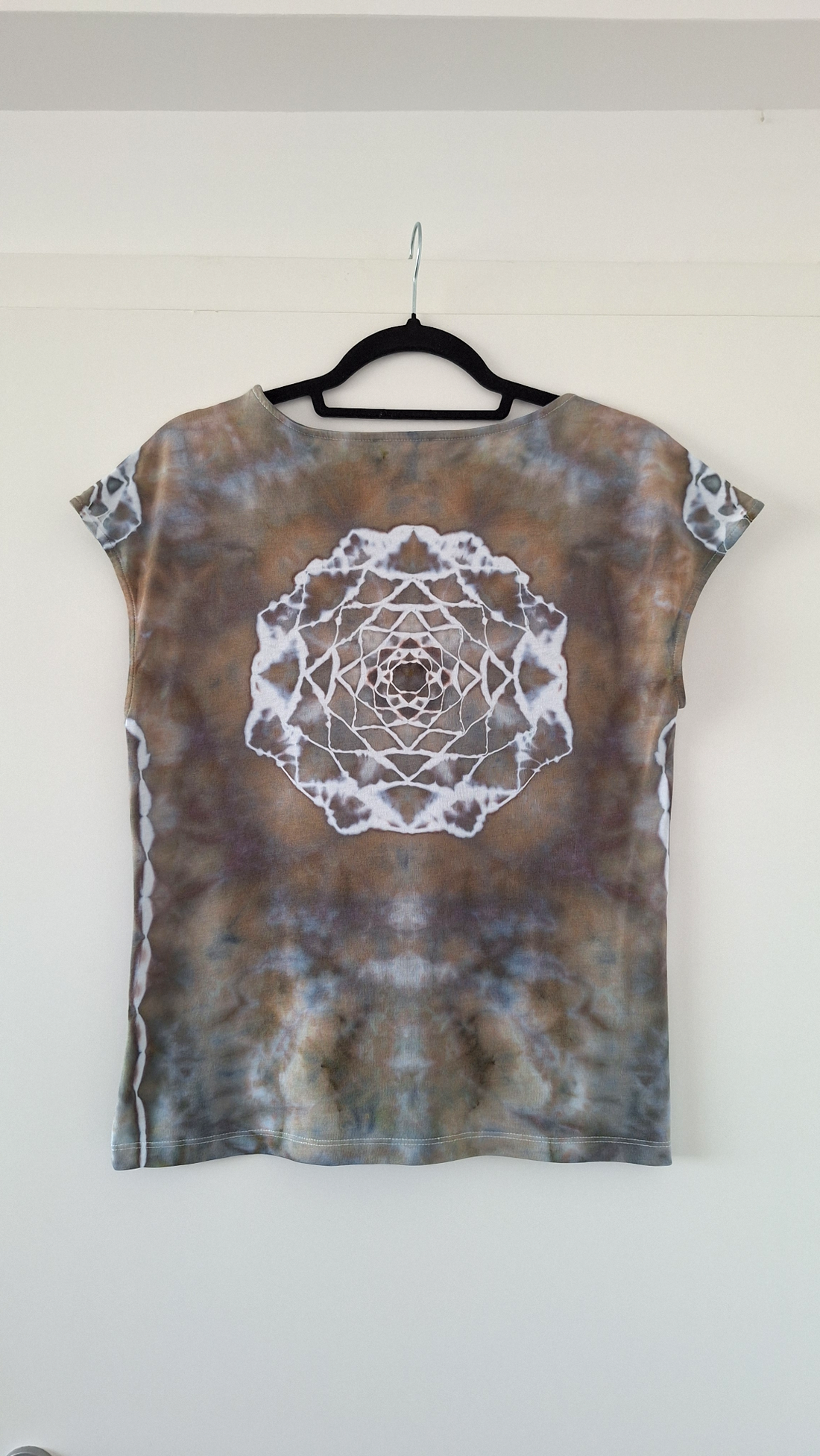 Olive Bloom - Tricou modal vopsit manual, unicat - îmbrăcăminte și modă - haine damă - tricou și top de damă - Artynos.ro