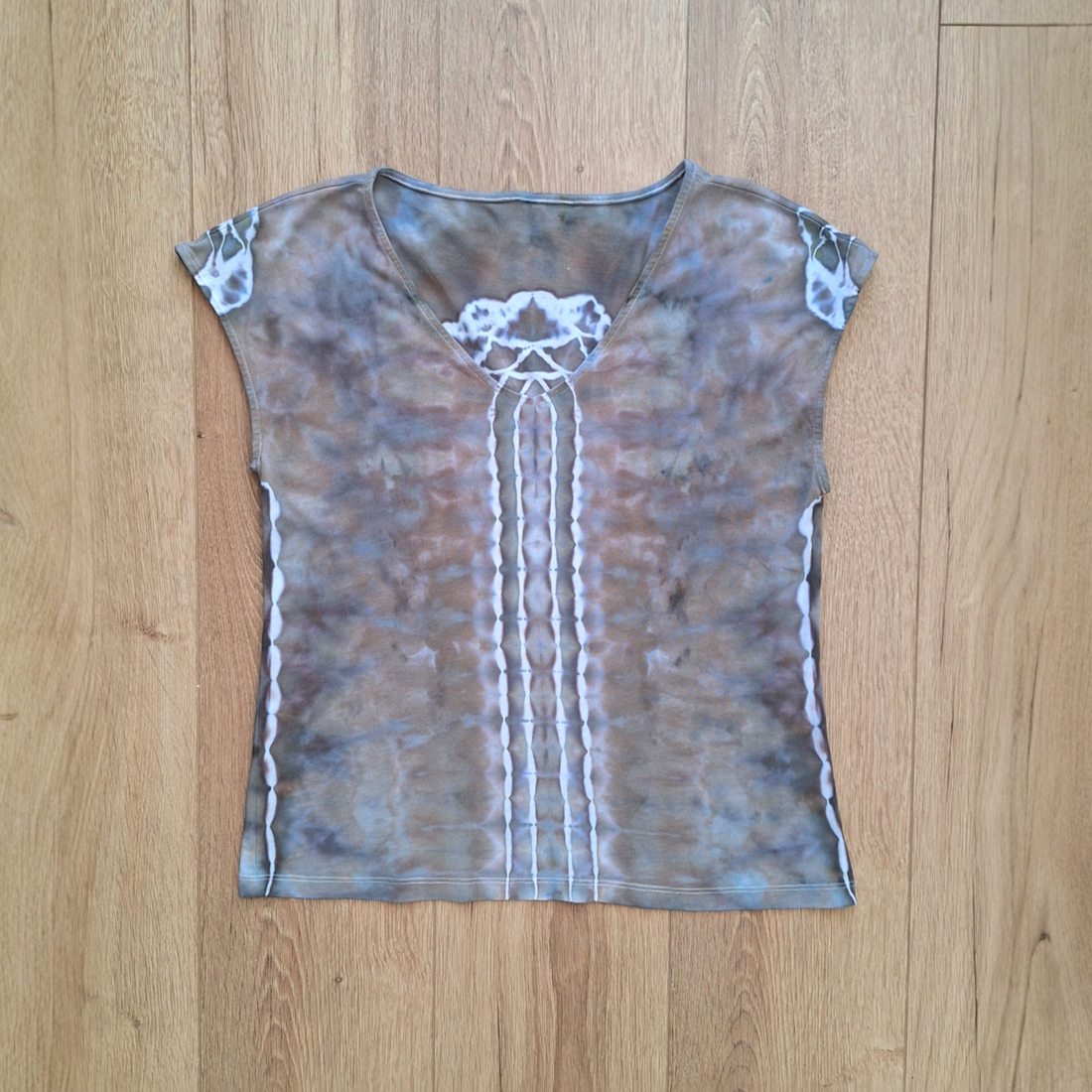 Olive Bloom - Tricou modal vopsit manual, unicat - îmbrăcăminte și modă - haine damă - tricou și top de damă - Artynos.ro