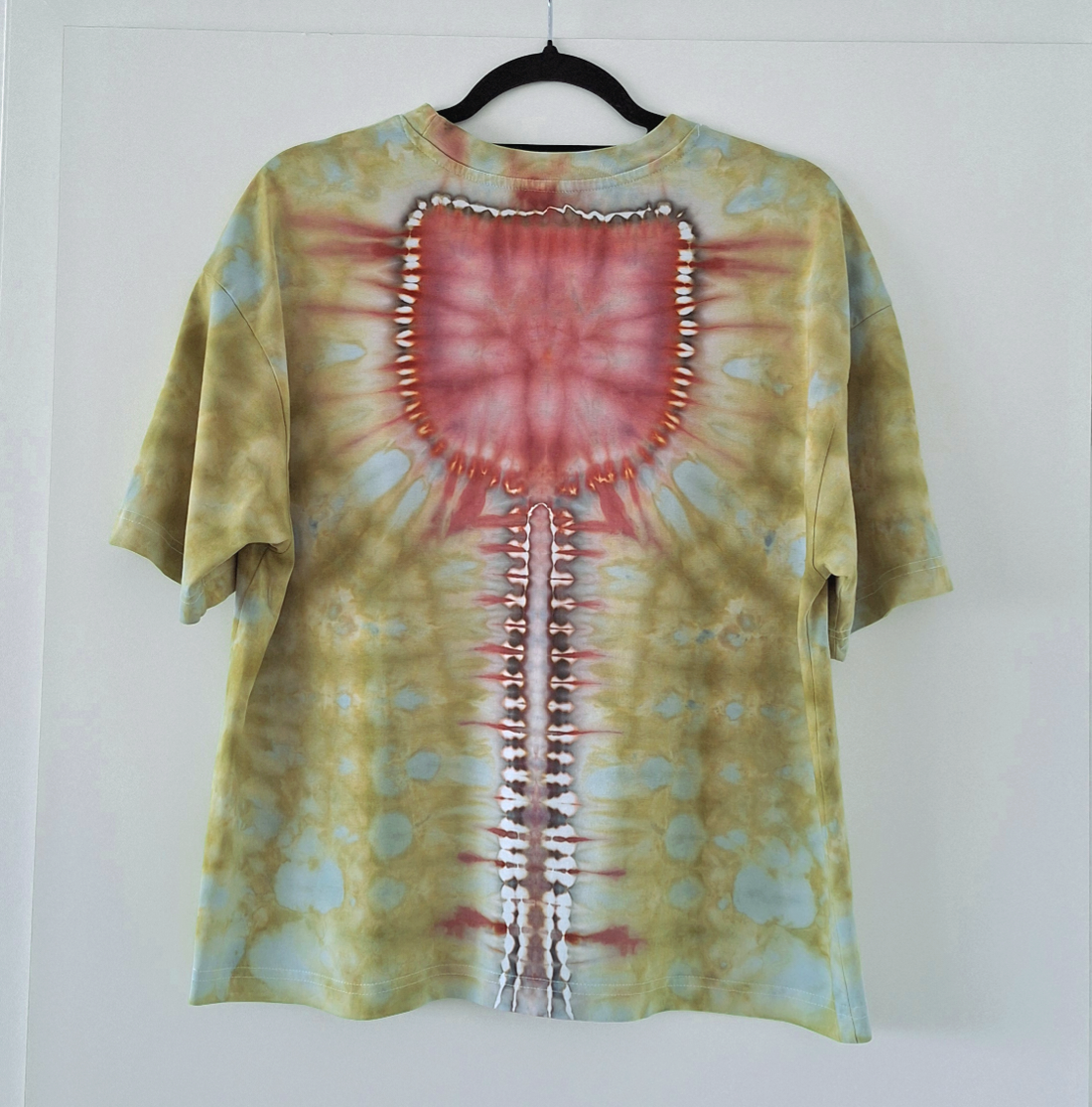 Tulip Mandala - Tricou model primavară cu lalea - îmbrăcăminte și modă - haine damă - tricou și top de damă - Artynos.ro