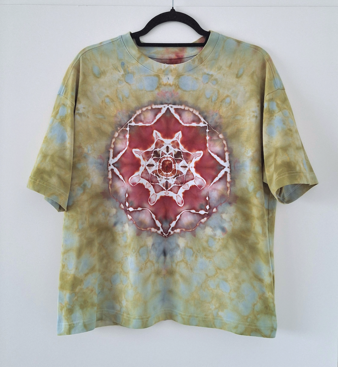 Tulip Mandala - Tricou model primavară cu lalea - îmbrăcăminte și modă - haine damă - tricou și top de damă - Artynos.ro