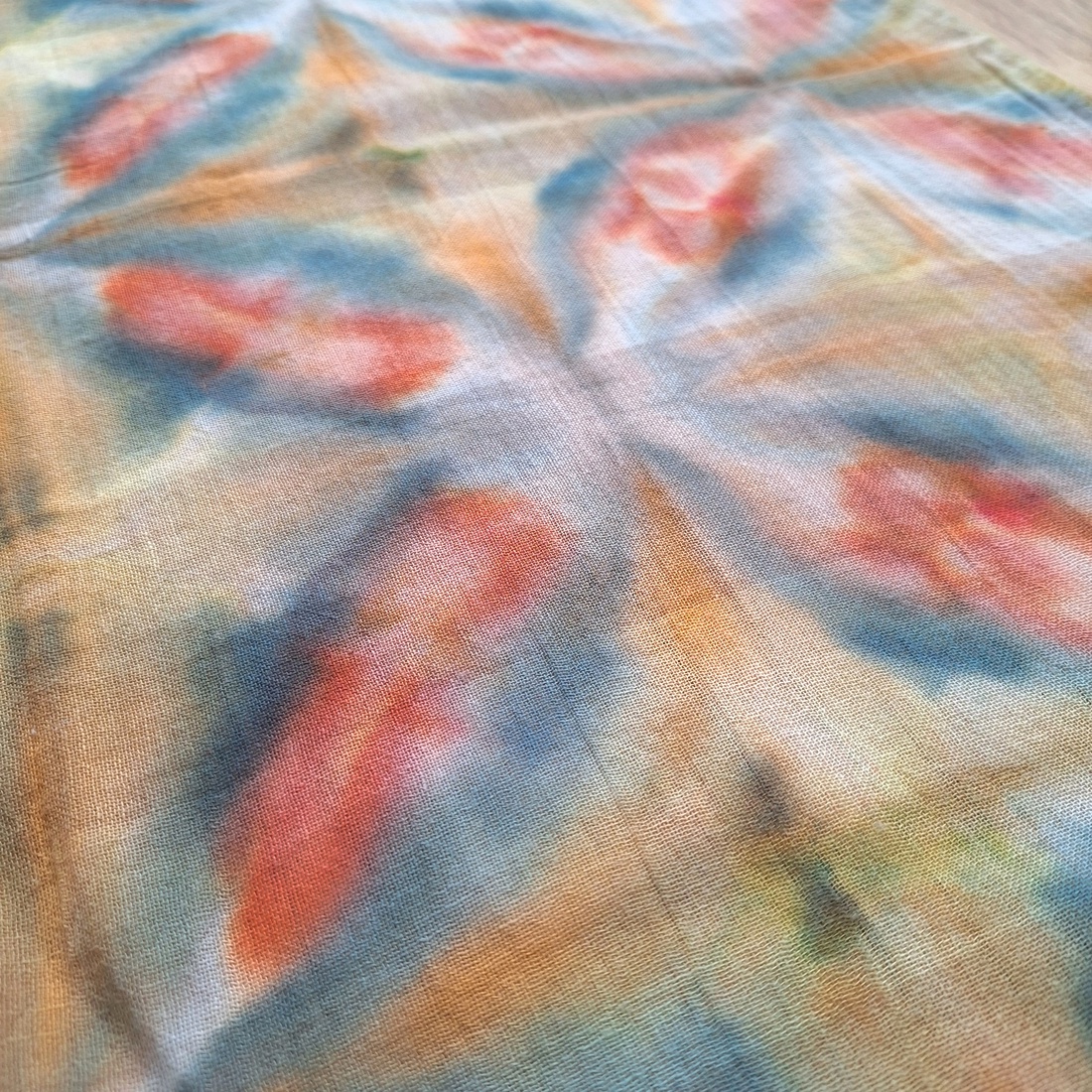 Eșarfă bumbac 100% vaporoasă unicat vopsită manual - îmbrăcăminte și modă - eșarfe, pălării, fularuri - eșarfe - Artynos.ro