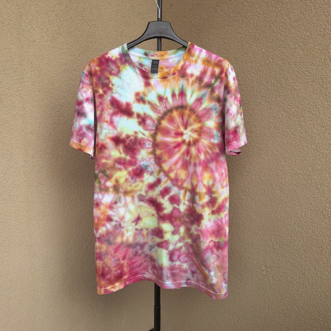 Tricou roz multicolor bumbac unicat vopsit manual - îmbrăcăminte și modă - haine damă - tricou și top de damă - Artynos.ro