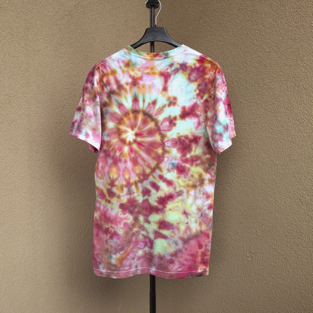 Tricou roz multicolor bumbac unicat vopsit manual - îmbrăcăminte și modă - haine damă - tricou și top de damă - Artynos.ro