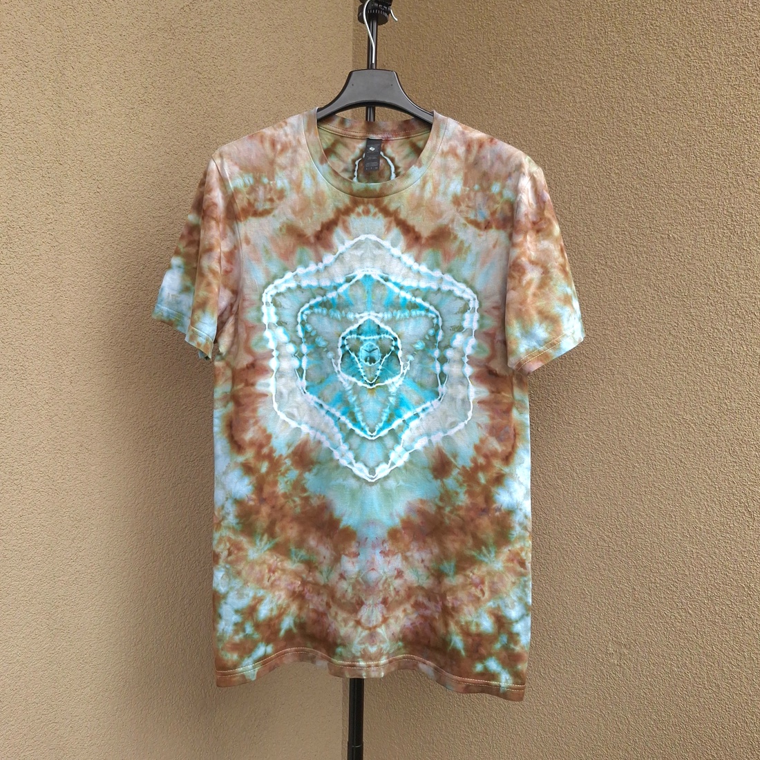 Tricou mandala maro turcoaz bumbac vopsit manual - îmbrăcăminte și modă - haine bărbați - tricouri bărbați - Artynos.ro