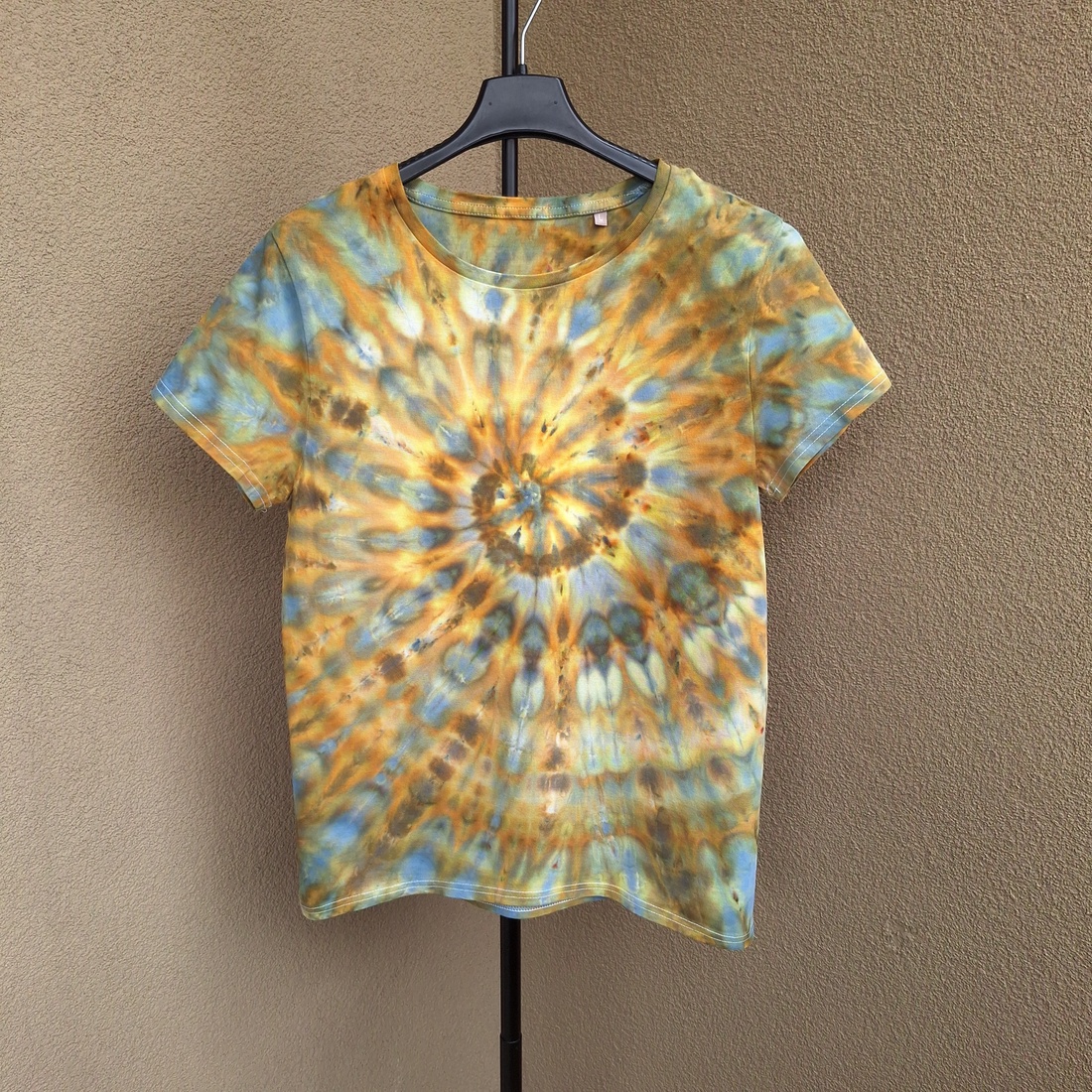 Tricou spirală aurie bumbac unicat vopsit manual - îmbrăcăminte și modă - haine damă - tricou și top de damă - Artynos.ro