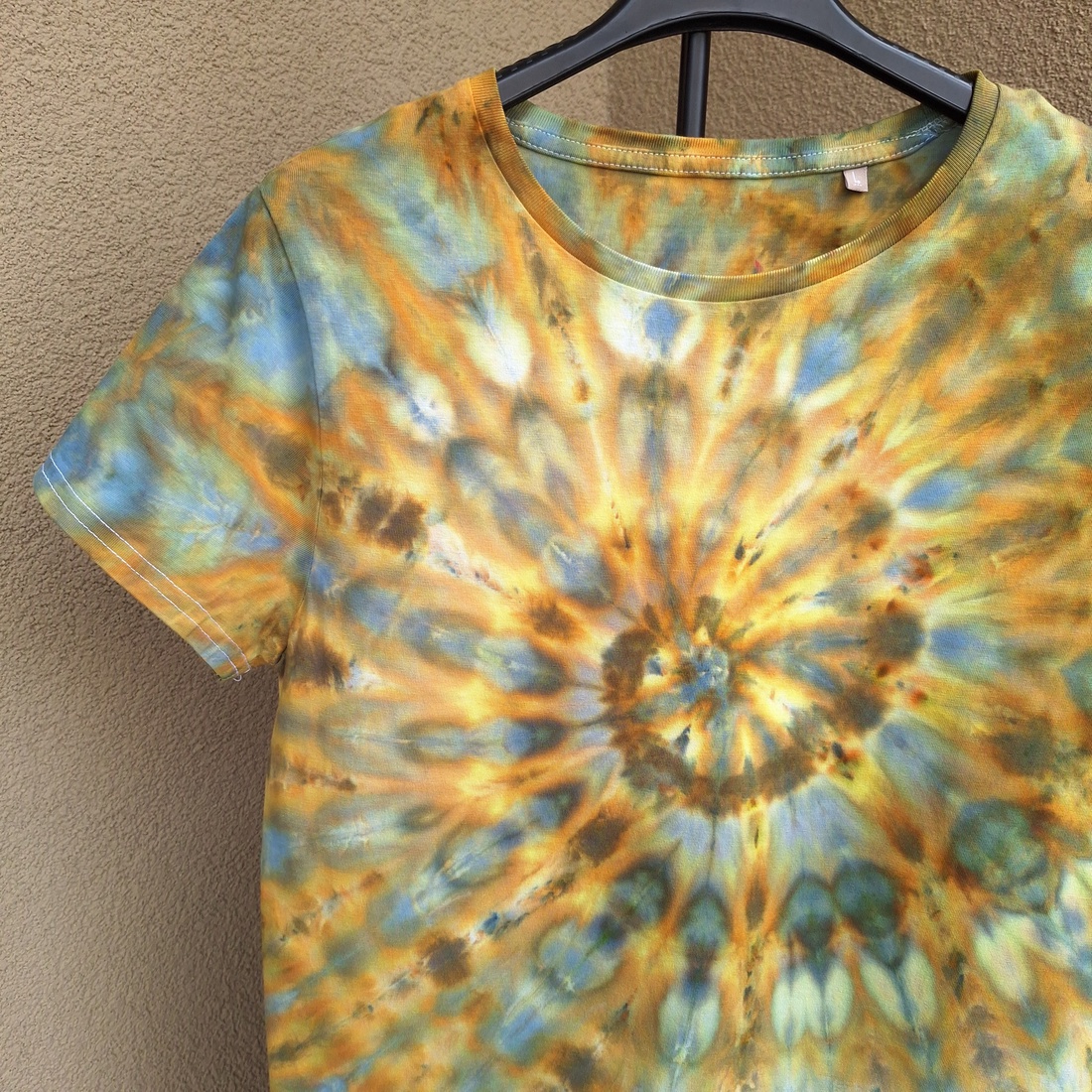 Tricou spirală aurie bumbac unicat vopsit manual - îmbrăcăminte și modă - haine damă - tricou și top de damă - Artynos.ro