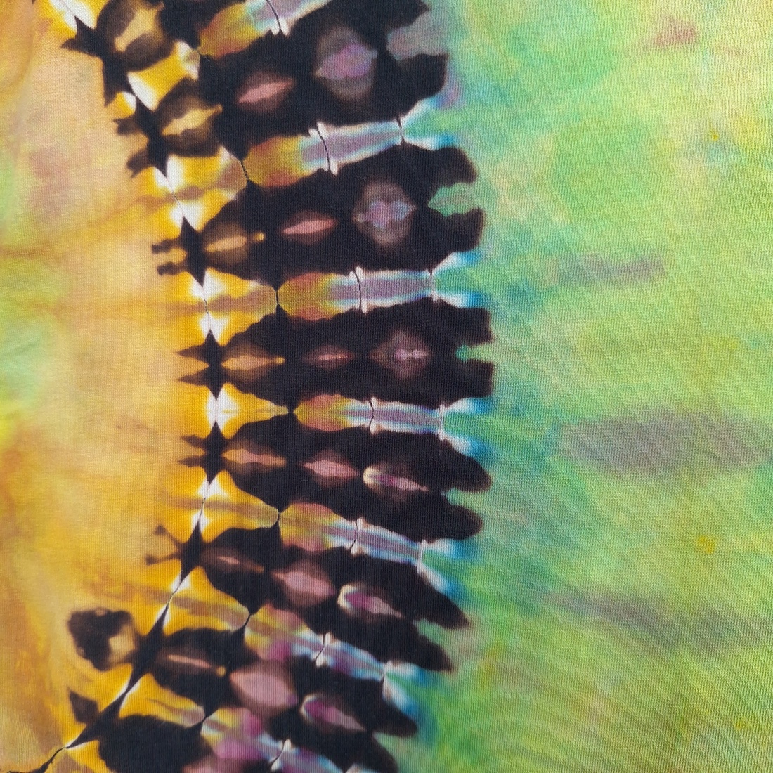 [L] Maiou geometric cu bretele subțiri multicolor - îmbrăcăminte și modă - haine damă - tricou și top de damă - Artynos.ro