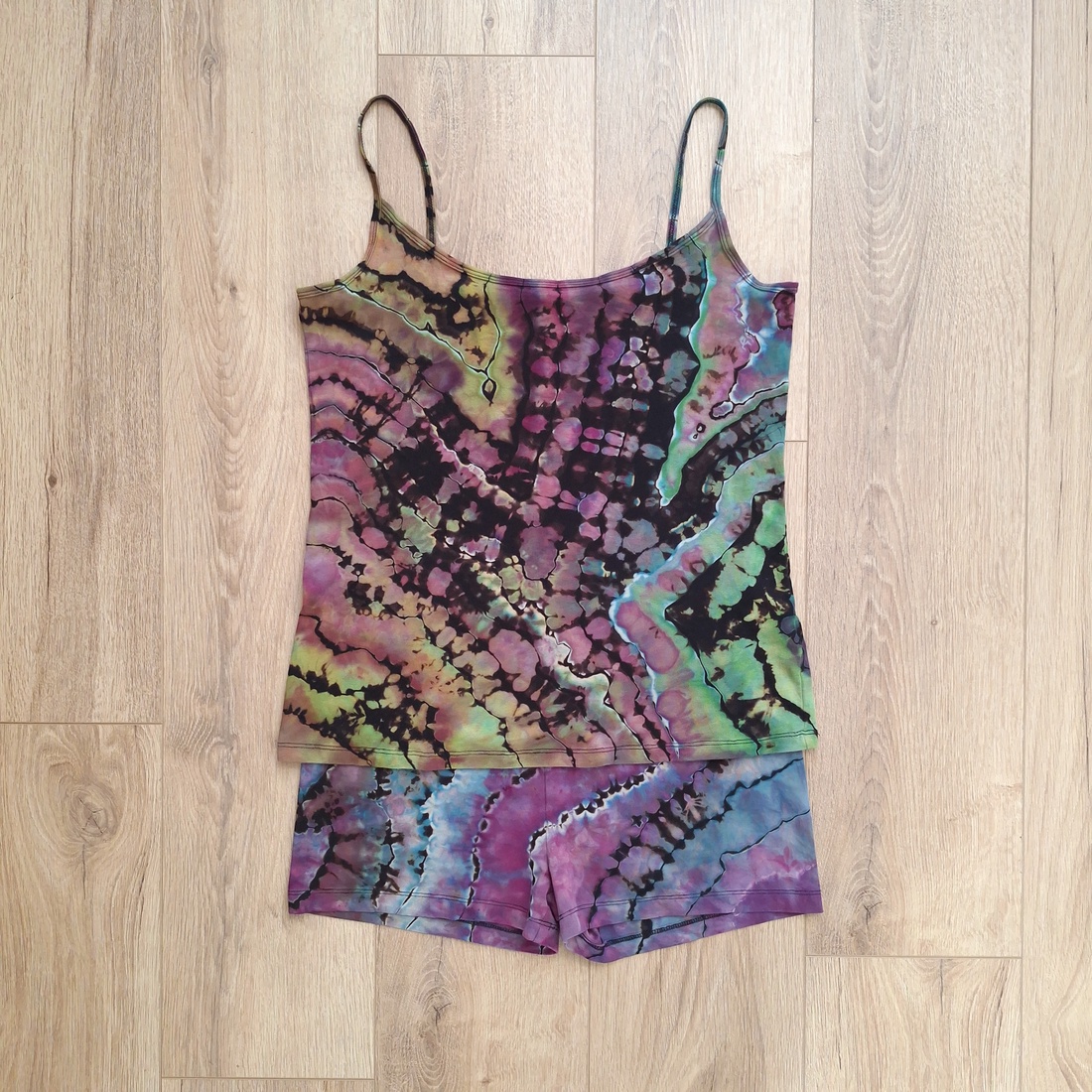 [L] Maiou tip vitraliu cu bretele subțiri multicolor - îmbrăcăminte și modă - haine damă - tricou și top de damă - Artynos.ro