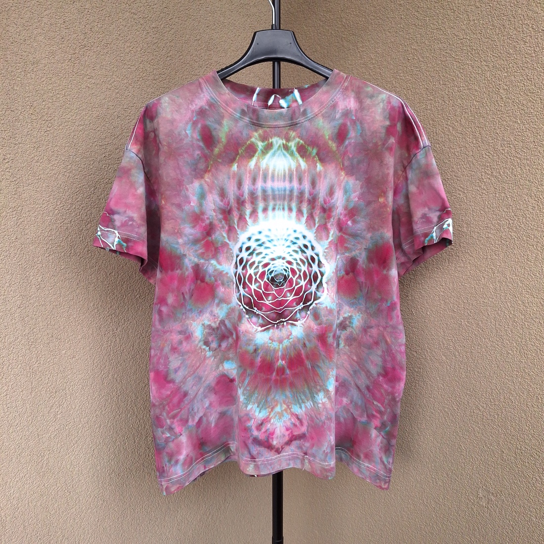 [S-M] Tricou vopsit manual unicat mandala roz zmeură - îmbrăcăminte și modă - haine damă - tricou și top de damă - Artynos.ro
