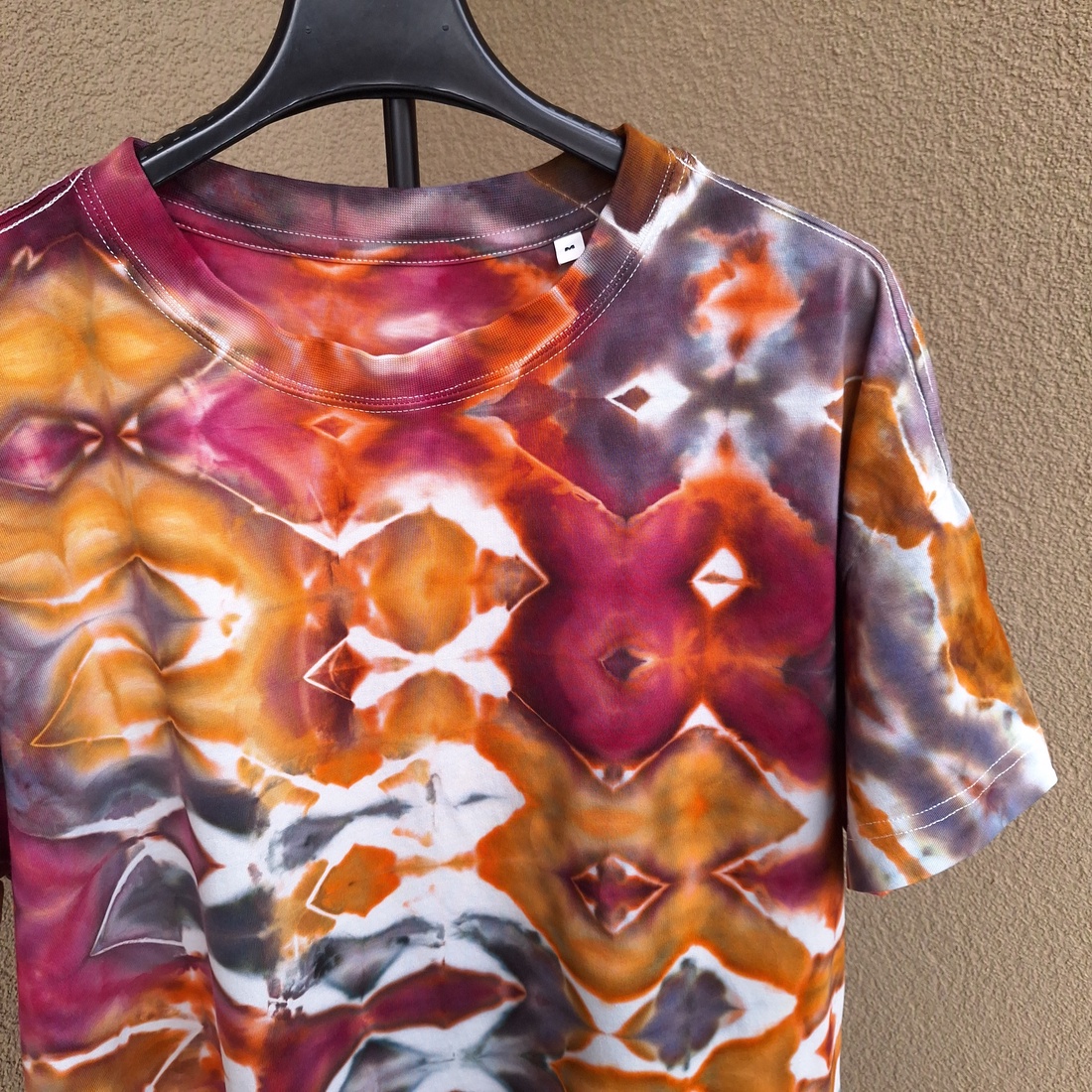 [M-L] Tricou vopsit manual unicat portocaliu roșu glitch - îmbrăcăminte și modă - haine damă - tricou și top de damă - Artynos.ro