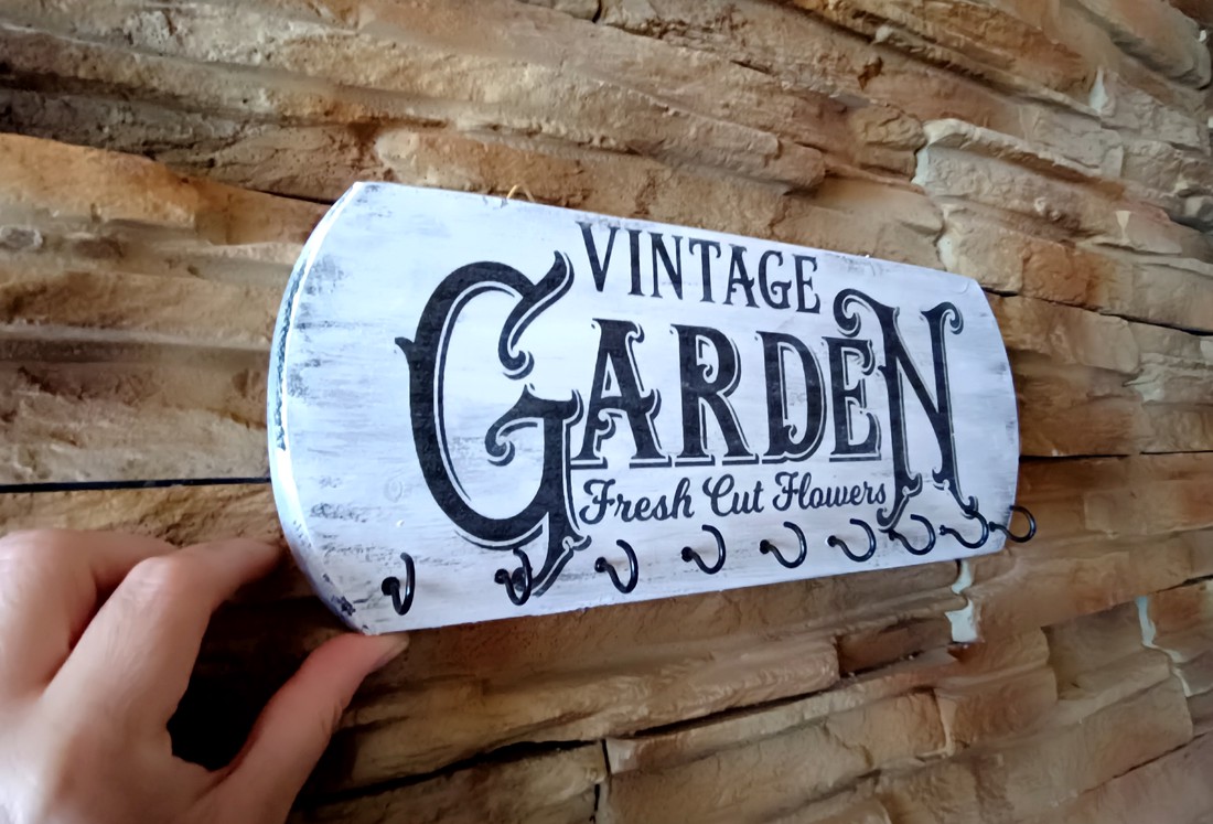 Breloc de perete din lemn în stil vintage - - Artynos.ro Breloc de perete din lemn în stil vintage - - Artynos.ro
