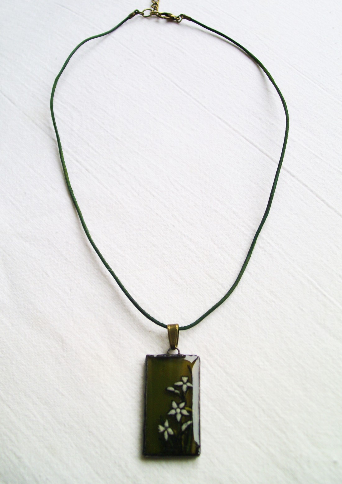 Narcise albe pictate manual, pandantiv din sticlă tiffany - bijuterii - coliere - pandative - Artynos.ro