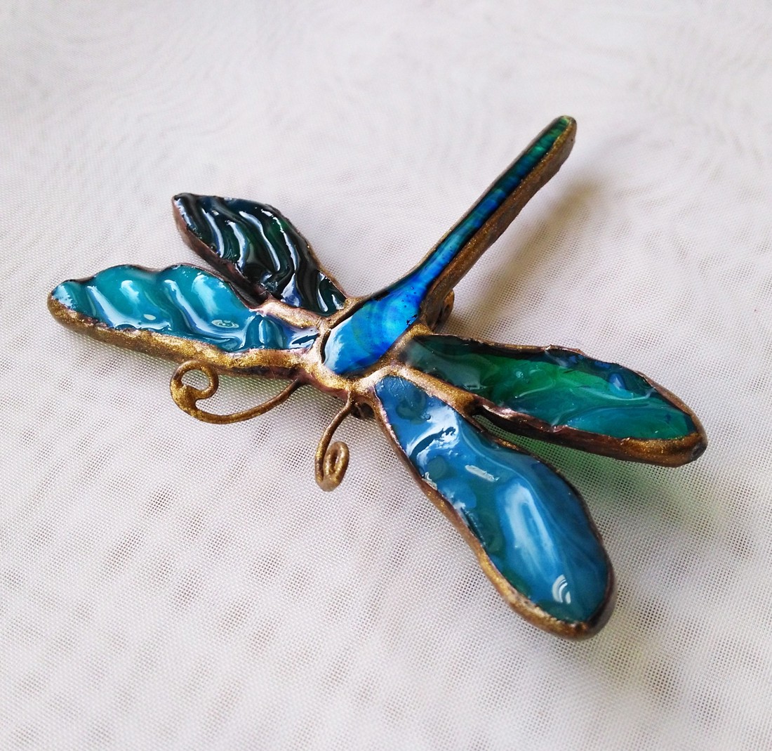 Broșă exclusivă cu libelulă iridescentă albastră - bijuterii - broșe - Artynos.ro