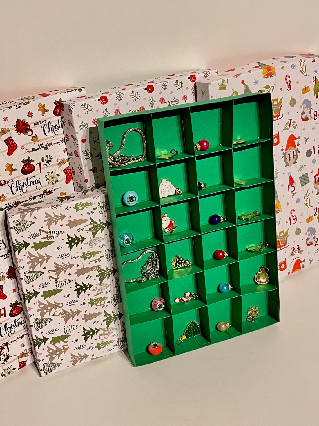 Calendar de Advent al brățărilor cu farmec - crăciun - decorațiuni de advent - calendar de advent - Artynos.ro