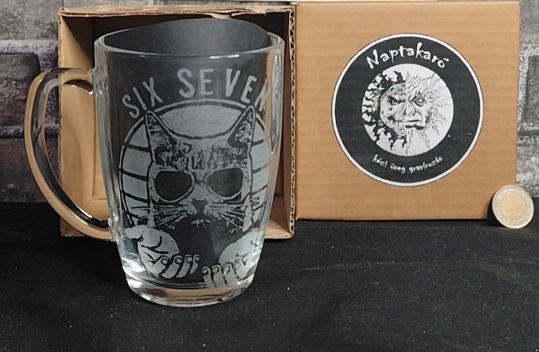 Cana cu șase sau șapte pisici  -  - Artynos.ro