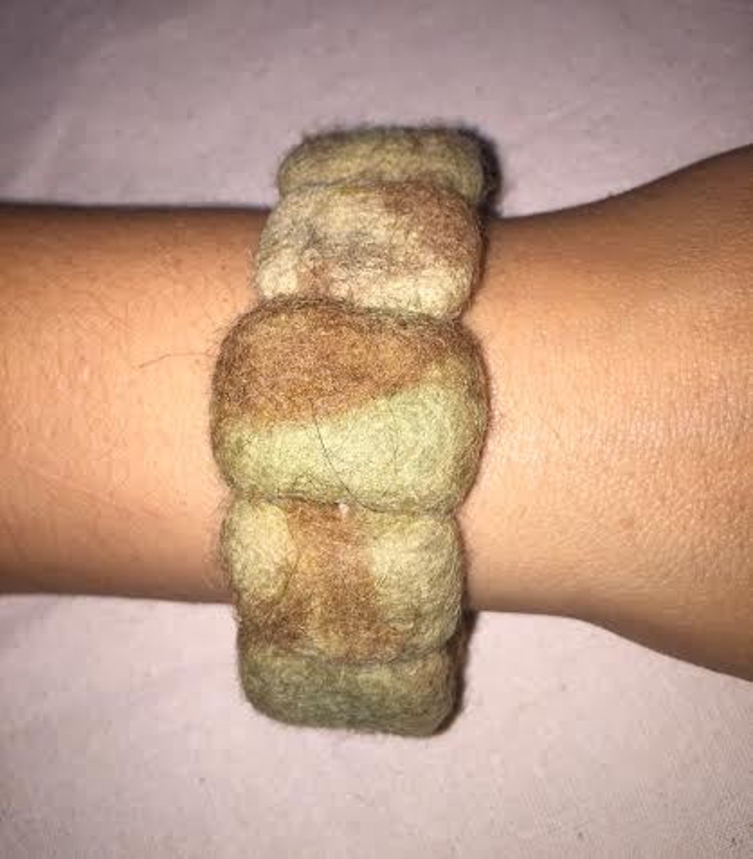 Brățară din pâslă verde (Keki)-maro - - Artynos.ro Brățară din pâslă verde (Keki)-maro - - Artynos.ro
