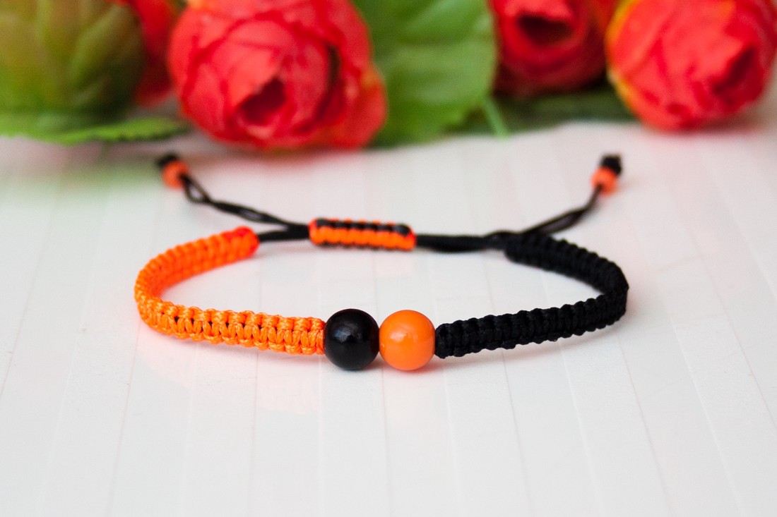 Brățară macramé împletită - Mărgele negru/portocaliu - - Artynos.ro Brățară macramé împletită - Mărgele negru/portocaliu - - Artynos.ro
