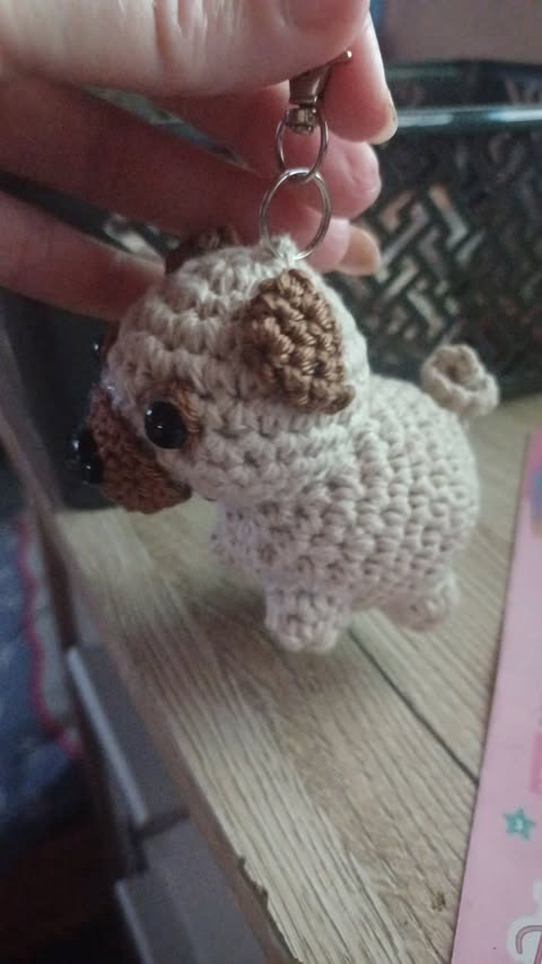 Breloc cu un mops croșetat -  - Artynos.ro