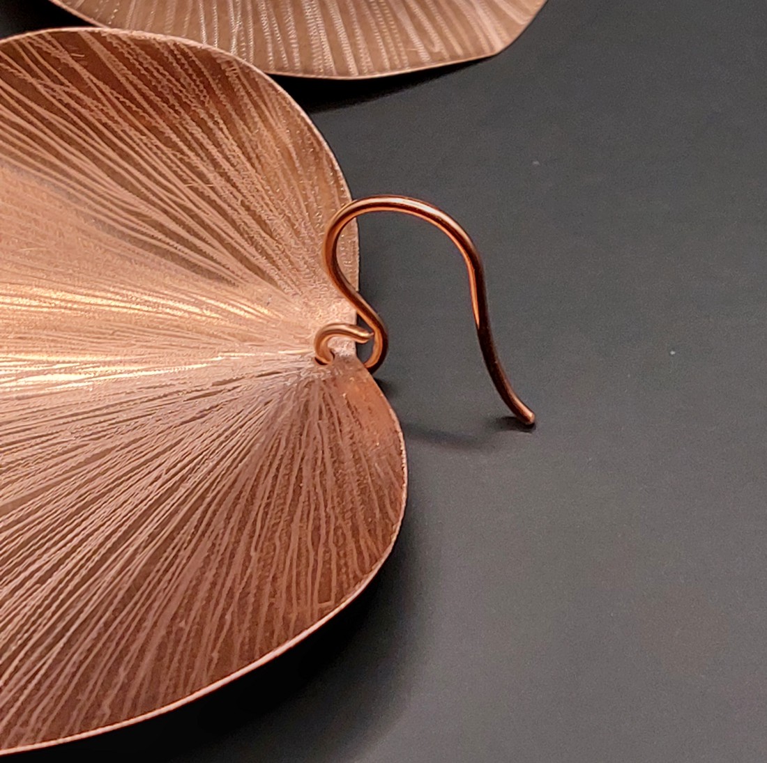 Cercei cu petale în stil minimalist din cupru strălucitor -  - Artynos.ro Cercei cu petale în stil minimalist din cupru strălucitor -  - Artynos.ro