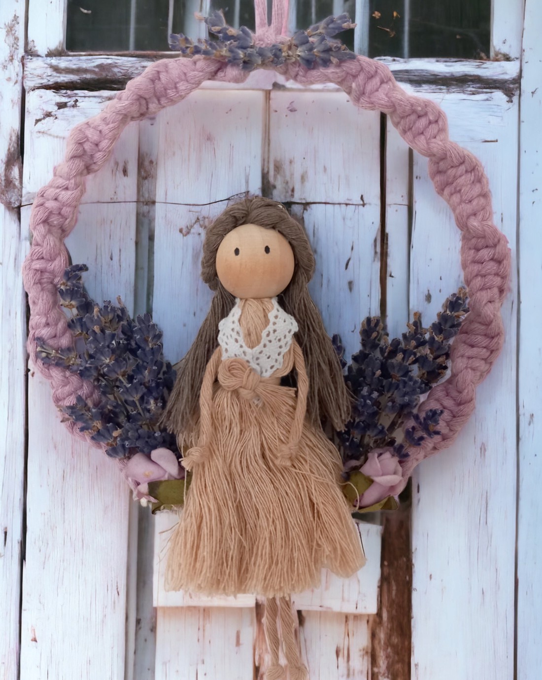 Păpușă macramé cu lavandă de vară � decorațiune de perete realizată manual pe un inel -  - Artynos.ro