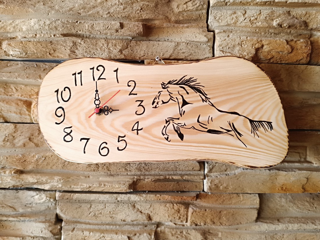 Ceas de perete din lemn cu cal - - Artynos.ro Ceas de perete din lemn cu cal - - Artynos.ro