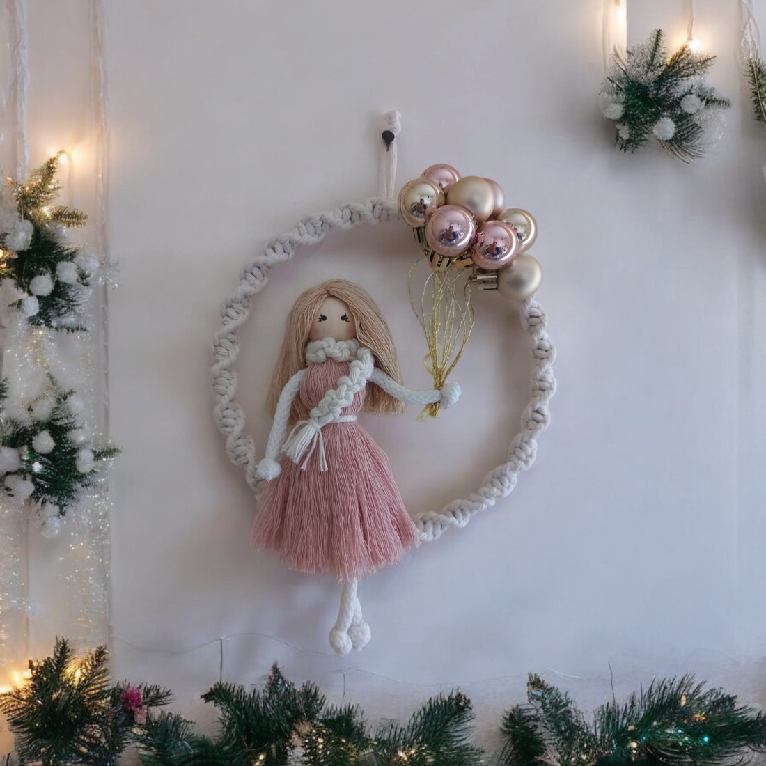 Decorare ușă de iarnă, păpușă macramé cu bile - - Artynos.ro Decorare ușă de iarnă, păpușă macramé cu bile - - Artynos.ro