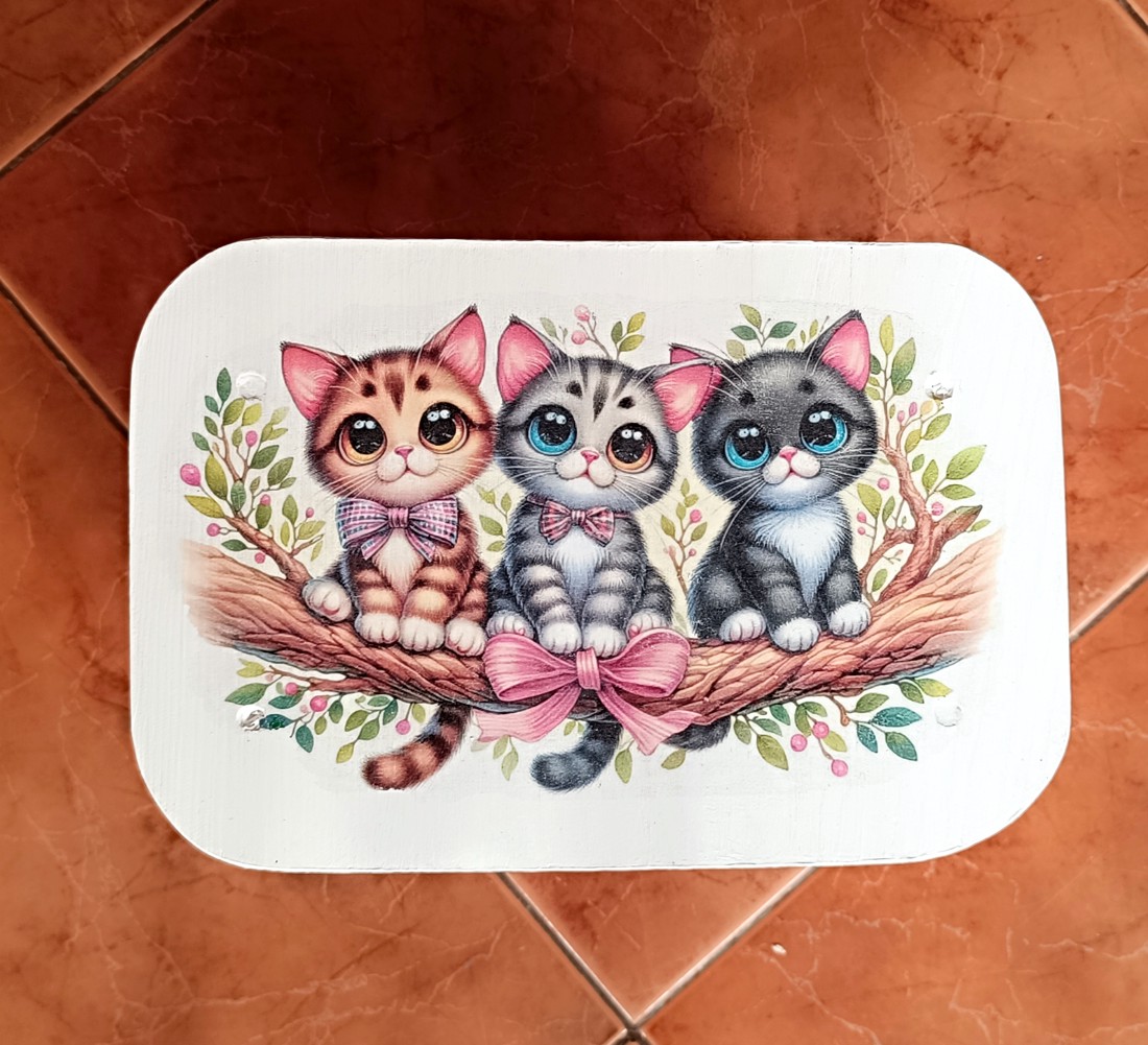 Taburet din lemn cu pisoi alb -  - Artynos.ro