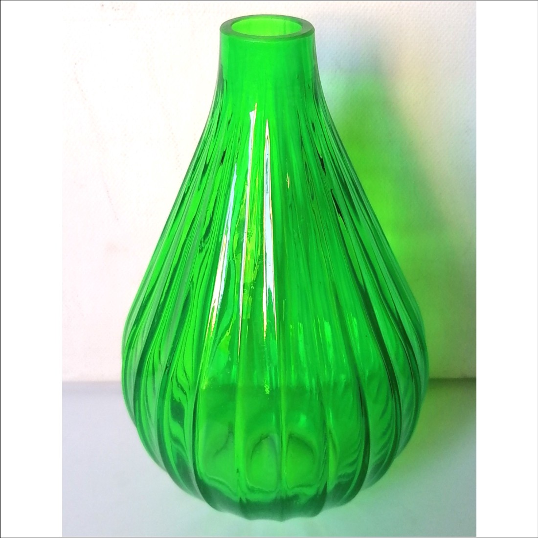 Vază mică din sticlă cu efect de uraniu, în stil vintage - casă & stil de viață - decorațiuni de casă - decorațiuni de masă și rafturi - boluri decorative - Artynos.ro