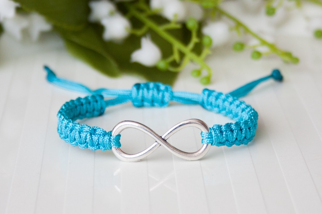 Brățară macramé împletită - albastru infinit mare - - Artynos.ro Brățară macramé împletită - albastru infinit mare - - Artynos.ro