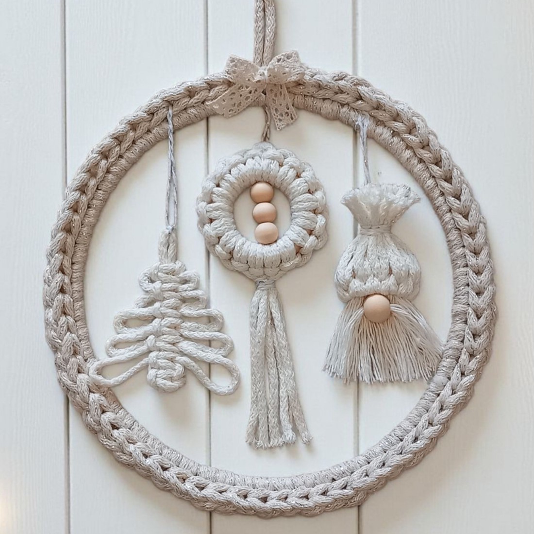 Decor de perete de Crăciun bej strălucitor cu pin macramé și gnom -  - Artynos.ro Decor de perete de Crăciun bej strălucitor cu pin macramé și gnom -  - Artynos.ro