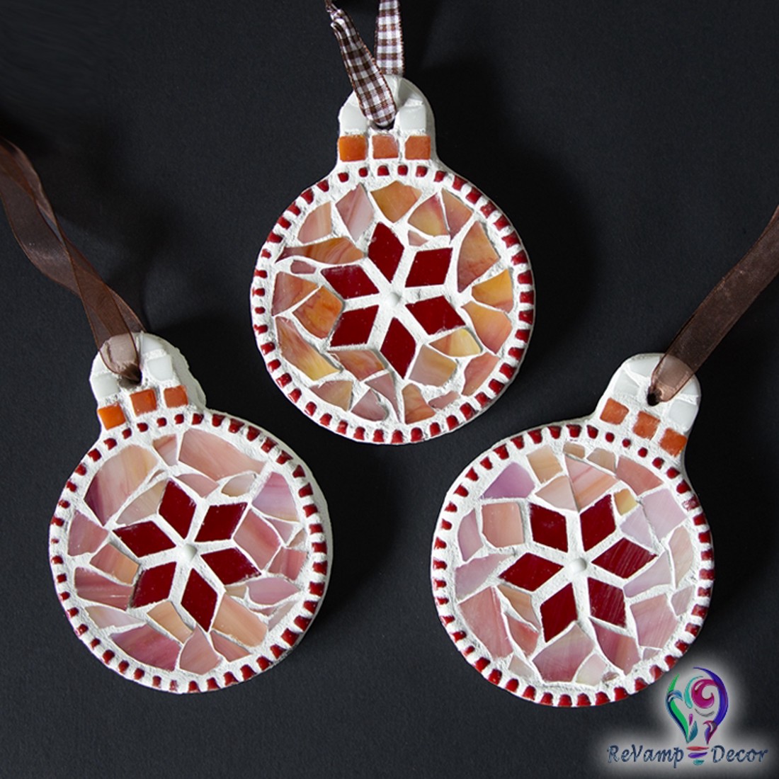 Ornament din mozaic de sticlă pentru pomul de Crăciun - - Artynos.ro Ornament din mozaic de sticlă pentru pomul de Crăciun - - Artynos.ro