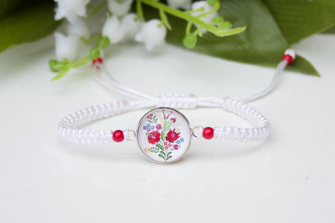 Brățară împletită în stil macrame � Flori cu motive folclorice, albă -  - Artynos.ro