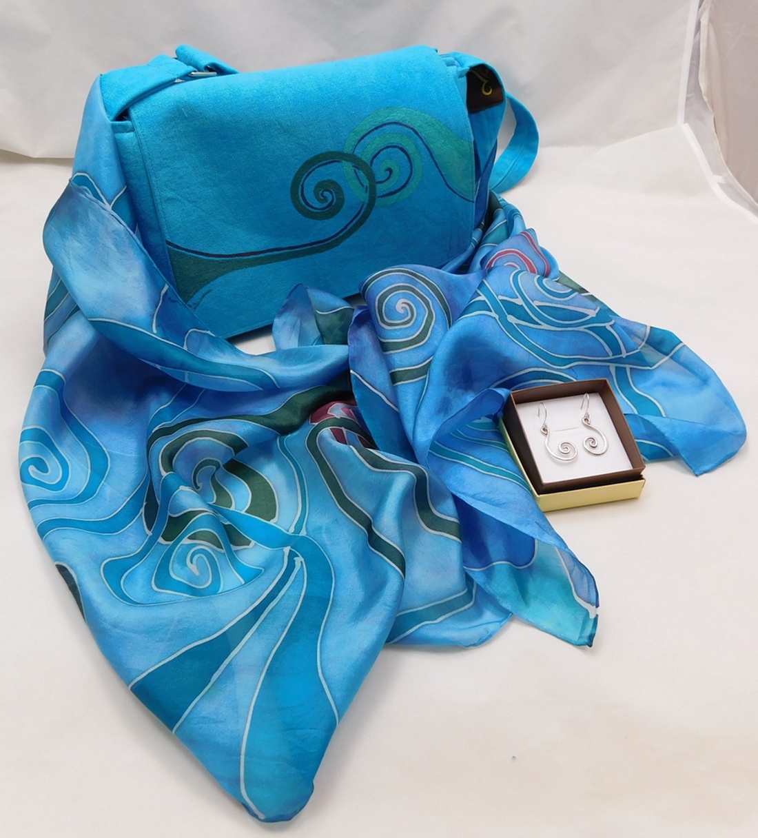 Cadou special - Turquoise Spirals - îmbrăcăminte și modă - eșarfe, pălării, fularuri - eșarfe - Artynos.ro Cadou special - Turquoise Spirals - îmbrăcăminte și modă - eșarfe, pălării, fularuri - eșarfe - Artynos.ro