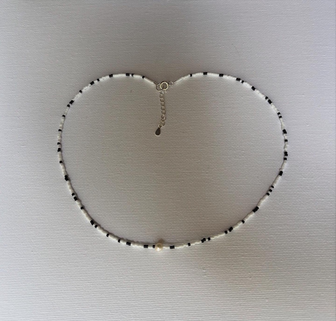 Colier miyuki alb negru cu perla centrala - bijuterii - coliere - coliere din mărgele - Artynos.ro