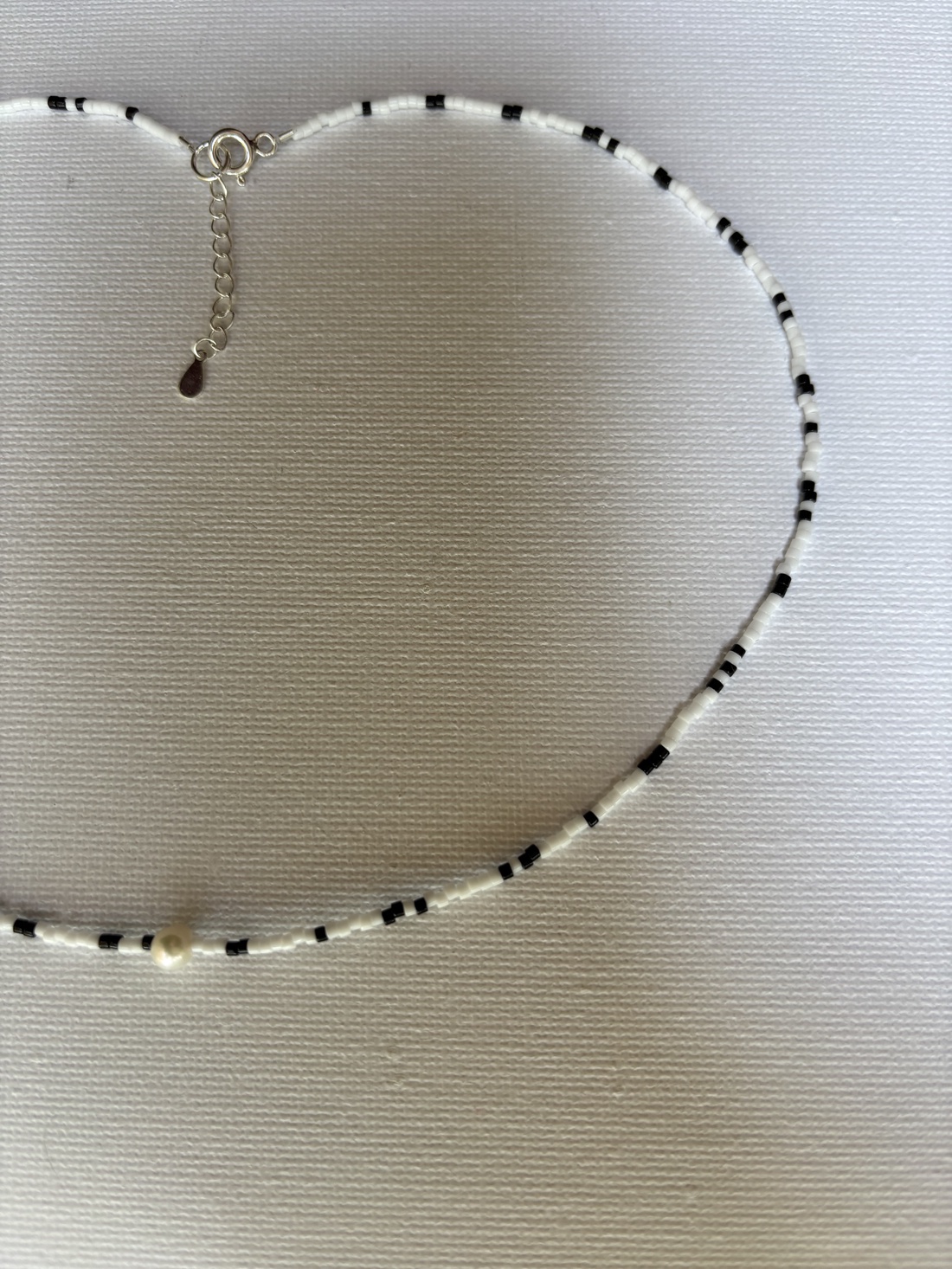 Colier miyuki alb negru cu perla centrala - bijuterii - coliere - coliere din mărgele - Artynos.ro