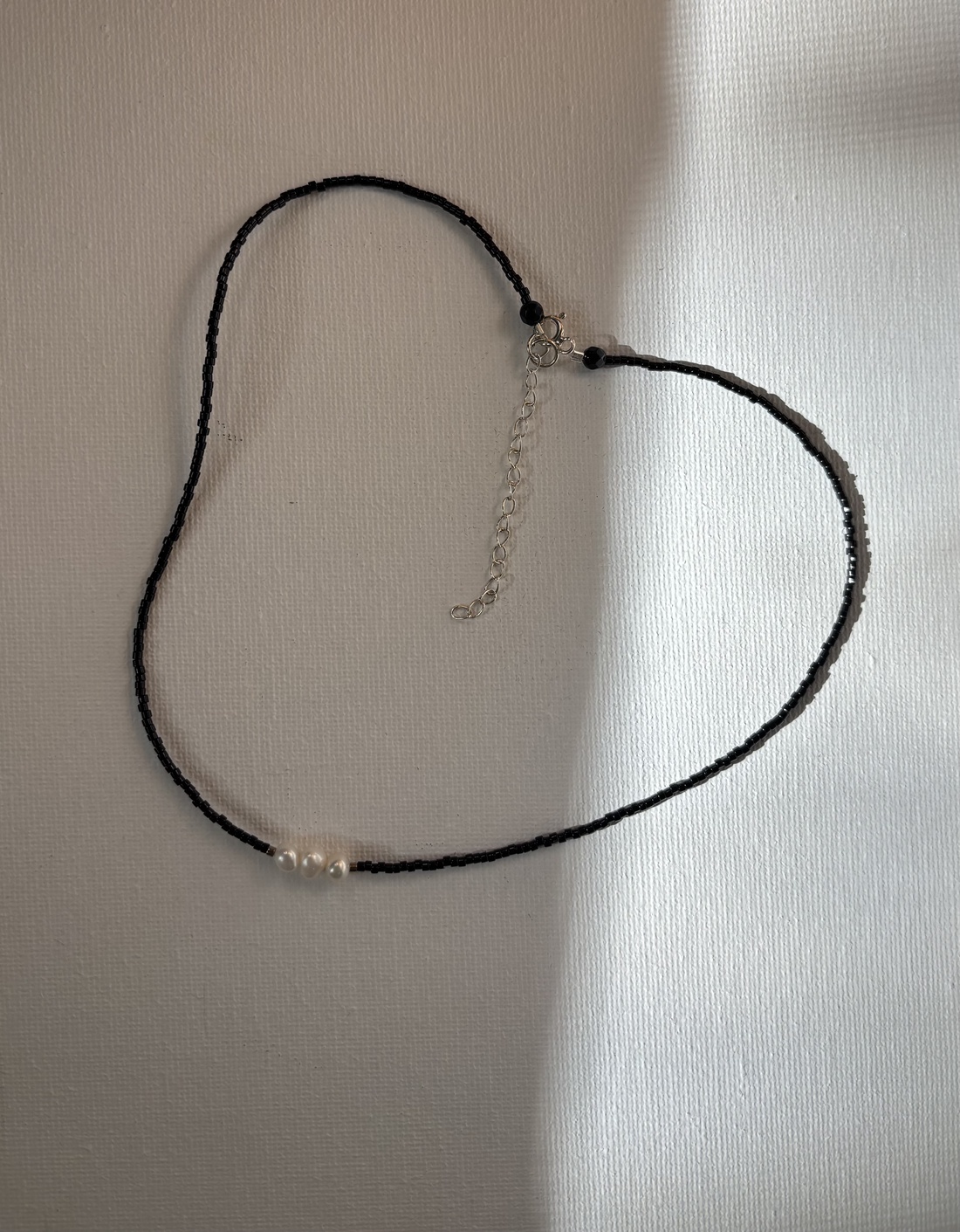 Colier negru cu perle de cultura - bijuterii - coliere - coliere din mărgele - Artynos.ro